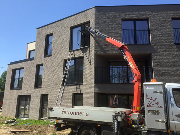 location d'une grue a charleroi ou gosselies Delvigne ferronerie votre spécialiste en pose et création d'escalier en belgique wallonie